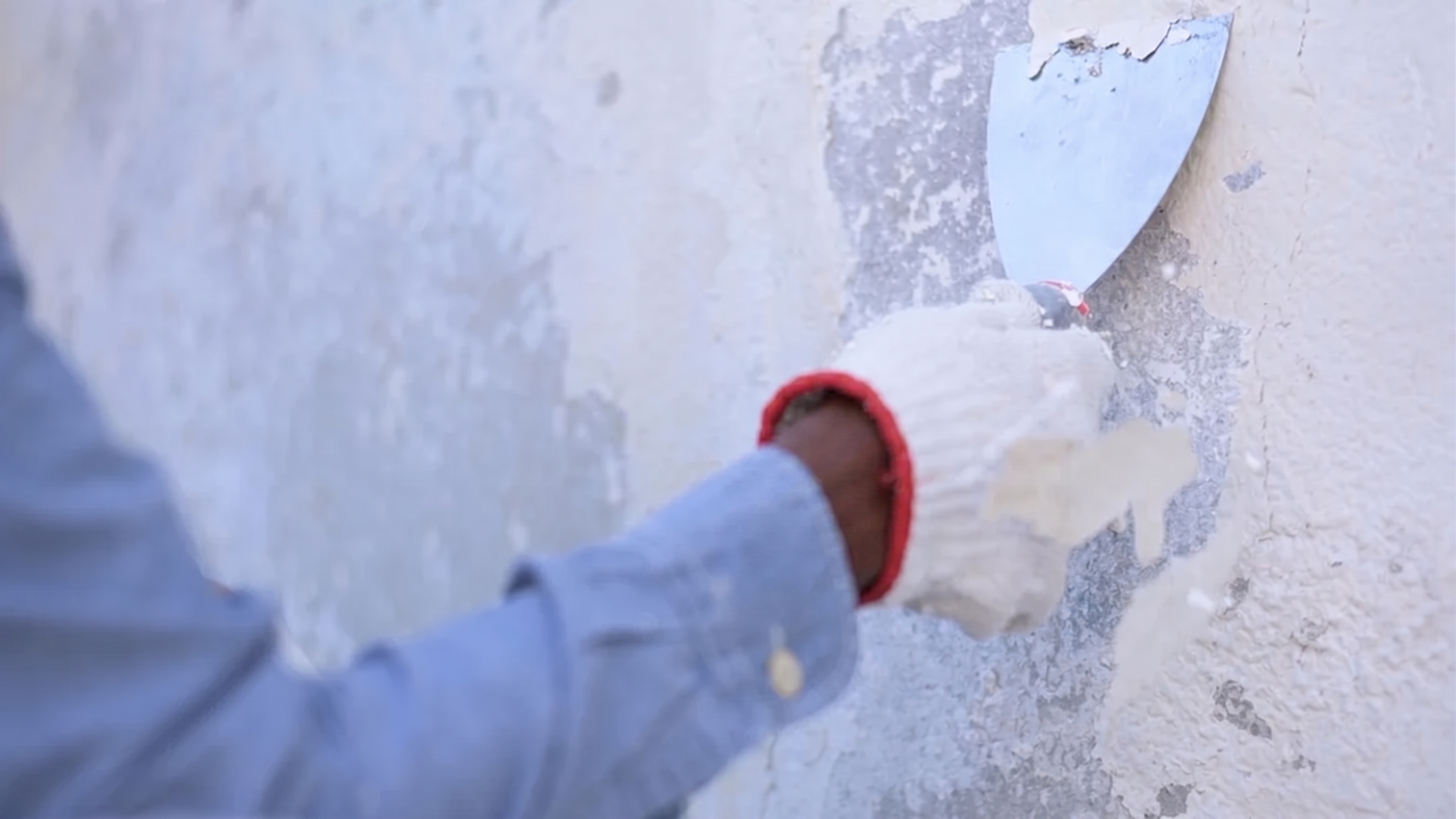 Handheld testing device scanning a wall for lead paint